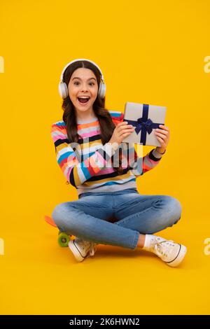 Stupito adolescente. Regalo emotivo bambino adolescente tenere il compleanno. Ragazza capretto divertente che tiene le scatole del regalo che festeggia il nuovo anno felice o Natale. Eccitato Foto Stock