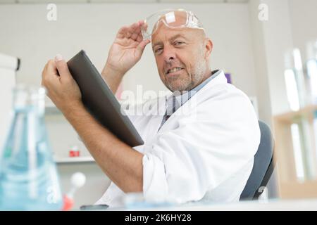 laboratorio di sintesi di farmaci sperimentnig con pillole Foto Stock