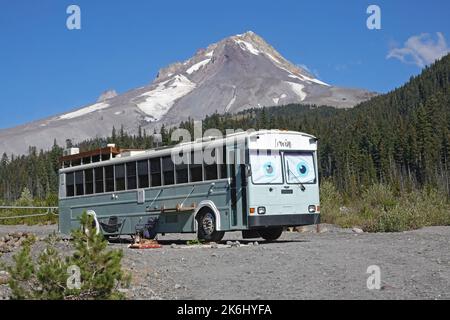 Un grande autobus, trasformato in camper, parcheggiato al White River Sno Park sotto Mount Hood, nelle Cascate dell'Oregon. Foto Stock