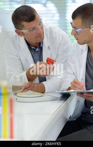 studenti in un laboratorio di chimica Foto Stock