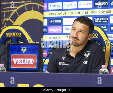 Verona, Italia. 14th Ott 2022. Salvatore Bocchetti Capo allenatore di Hellas Verona FC durante la presentazione del nuovo Capo allenatore di Hellas Verona, Salvatore Bocchetti. Serie A Tim 2022-23 Hellas sede di Verona, Verona, Italia, il 14 ottobre 2022. Credit: Independent Photo Agency/Alamy Live News Foto Stock