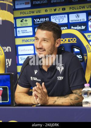 Verona, Italia. 14th Ott 2022. Salvatore Bocchetti Capo allenatore di Hellas Verona FC durante la presentazione del nuovo Capo allenatore di Hellas Verona, Salvatore Bocchetti. Serie A Tim 2022-23 Hellas sede di Verona, Verona, Italia, il 14 ottobre 2022. Credit: Independent Photo Agency/Alamy Live News Foto Stock