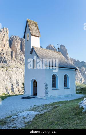 Passo Gardena cappella dedicata a San Maurizio, Dolomiti, Alto Adige, Italia Foto Stock