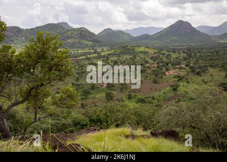 Verde valle sotto le colline del distretto di Abim, Uganda, Africa orientale Foto Stock