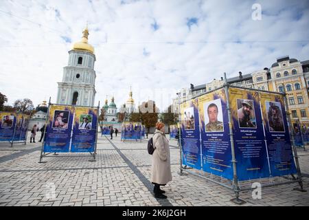 Kiev, Ucraina. 14th Ott 2022. Una donna visita la mostra di strada 'Azov Regiment - Angeli di Mariupol', che è dedicata ai difensori dell'unità 'Azov' della Guardia Nazionale Ucraina, che è morto difendendo Mariupol dagli invasori russi a Kyiv. Le truppe russe sono entrate in Ucraina il 24 febbraio 2022 iniziando un conflitto che ha provocato distruzione e crisi umanitaria. (Credit Image: © Oleksii Chumachenko/SOPA Images via ZUMA Press Wire) Foto Stock