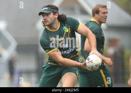 Leeds, Regno Unito. 14th Ott 2022. Headingley Stadium, Leeds, West Yorkshire, 14th ottobre 2022. I Captains della squadra di Rugby dell'Australia eseguono Patrick Carrigan della squadra della lega di Rugby dell'Australia durante la corsa dei Captains. Credit: Touchlinepics/Alamy Live News Foto Stock