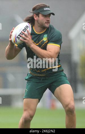 Leeds, Regno Unito. 14th Ott 2022. Headingley Stadium, Leeds, West Yorkshire, 14th ottobre 2022. I Captains della squadra di Rugby dell'Australia eseguono Patrick Carrigan della squadra della lega di Rugby dell'Australia durante la corsa dei Captains. Credit: Touchlinepics/Alamy Live News Foto Stock