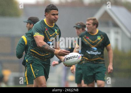 Leeds, Regno Unito. 14th Ott 2022. Headingley Stadium, Leeds, West Yorkshire, 14th ottobre 2022. I capitani della squadra di Rugby dell'Australia eseguono Latrell Mitchell della squadra della lega di Rugby dell'Australia durante la corsa dei capitani. Credit: Touchlinepics/Alamy Live News Foto Stock