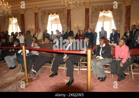 Cerimonia di pensionamento per Helen Ellis e Lee Young, membri dello staff del Vice Segretario, con la partecipazione, tra gli altri funzionari, dell'attuale Vice Segretario Richard Armitage, dell'ex Vice Segretario Strobe Talbott, dell'ex Vice Segretario e Segretario ad azione Lawrence Eagleburger Foto Stock