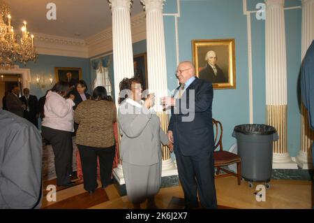 Cerimonia di pensionamento per Helen Ellis e Lee Young, membri dello staff del Vice Segretario, con la partecipazione, tra gli altri funzionari, dell'attuale Vice Segretario Richard Armitage, dell'ex Vice Segretario Strobe Talbott, dell'ex Vice Segretario e Segretario ad azione Lawrence Eagleburger Foto Stock