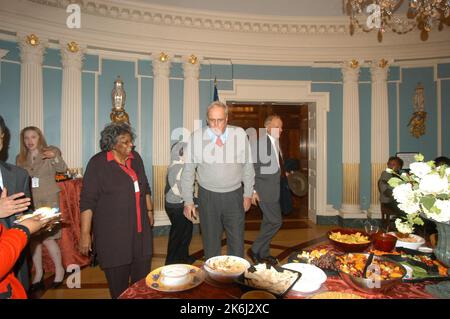 Cerimonia di pensionamento per Helen Ellis e Lee Young, membri dello staff del Vice Segretario, con la partecipazione, tra gli altri funzionari, dell'attuale Vice Segretario Richard Armitage, dell'ex Vice Segretario Strobe Talbott, dell'ex Vice Segretario e Segretario ad azione Lawrence Eagleburger Foto Stock