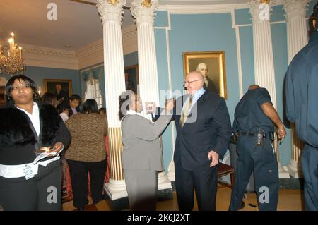 Cerimonia di pensionamento per Helen Ellis e Lee Young, membri dello staff del Vice Segretario, con la partecipazione, tra gli altri funzionari, dell'attuale Vice Segretario Richard Armitage, dell'ex Vice Segretario Strobe Talbott, dell'ex Vice Segretario e Segretario ad azione Lawrence Eagleburger Foto Stock