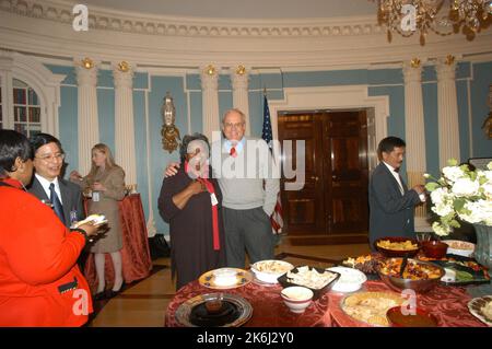 Cerimonia di pensionamento per Helen Ellis e Lee Young, membri dello staff del Vice Segretario, con la partecipazione, tra gli altri funzionari, dell'attuale Vice Segretario Richard Armitage, dell'ex Vice Segretario Strobe Talbott, dell'ex Vice Segretario e Segretario ad azione Lawrence Eagleburger Foto Stock