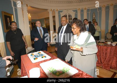 Cerimonia di pensionamento per Helen Ellis e Lee Young, membri dello staff del Vice Segretario, con la partecipazione, tra gli altri funzionari, dell'attuale Vice Segretario Richard Armitage, dell'ex Vice Segretario Strobe Talbott, dell'ex Vice Segretario e Segretario ad azione Lawrence Eagleburger Foto Stock