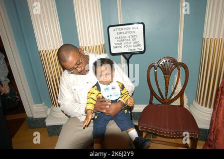 Cerimonia di pensionamento per Helen Ellis e Lee Young, membri dello staff del Vice Segretario, con la partecipazione, tra gli altri funzionari, dell'attuale Vice Segretario Richard Armitage, dell'ex Vice Segretario Strobe Talbott, dell'ex Vice Segretario e Segretario ad azione Lawrence Eagleburger Foto Stock