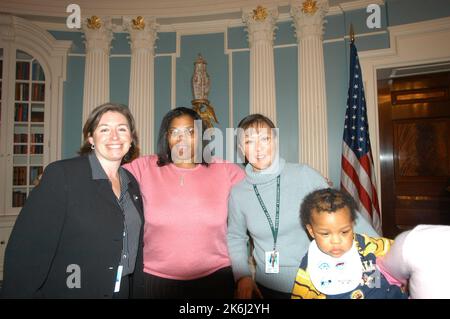 Cerimonia di pensionamento per Helen Ellis e Lee Young, membri dello staff del Vice Segretario, con la partecipazione, tra gli altri funzionari, dell'attuale Vice Segretario Richard Armitage, dell'ex Vice Segretario Strobe Talbott, dell'ex Vice Segretario e Segretario ad azione Lawrence Eagleburger Foto Stock