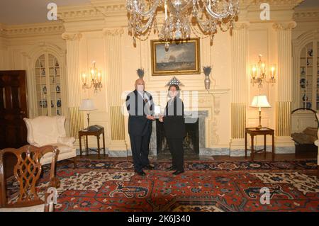 Cerimonia di pensionamento per Helen Ellis e Lee Young, membri dello staff del Vice Segretario, con la partecipazione, tra gli altri funzionari, dell'attuale Vice Segretario Richard Armitage, dell'ex Vice Segretario Strobe Talbott, dell'ex Vice Segretario e Segretario ad azione Lawrence Eagleburger Foto Stock