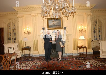 Cerimonia di pensionamento per Helen Ellis e Lee Young, membri dello staff del Vice Segretario, con la partecipazione, tra gli altri funzionari, dell'attuale Vice Segretario Richard Armitage, dell'ex Vice Segretario Strobe Talbott, dell'ex Vice Segretario e Segretario ad azione Lawrence Eagleburger Foto Stock