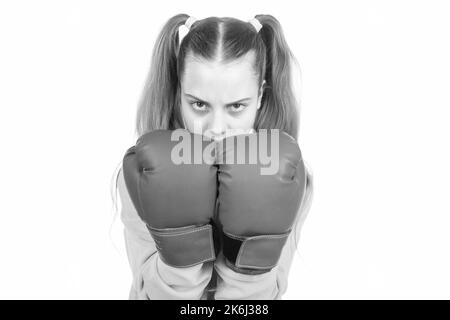 punzonatura concentrata dei capretti. pugno per combattere. ragazza teen in guanti di boxe. attacco arrabbiato. bambino boxer isolato su sfondo bianco. successo sportivo. attiva un Foto Stock