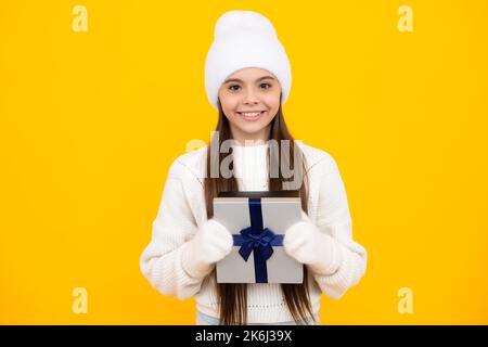 Regalo emotivo del bambino adolescente in attesa per il compleanno. Divertente ragazza di capretto che tiene le scatole del regalo che celebra l'anno nuovo felice o il Natale. Foto Stock