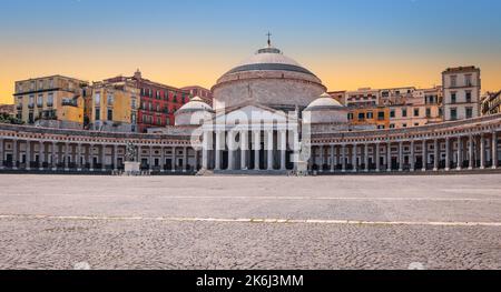 Panorama urbano di un quartiere vicino a Castel Sant Elmo. Ampia immagine con edifici e cielo. Concetto di viaggio e turismo, Napoli, Italia. Foto Stock