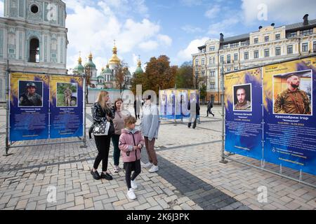 Kiev, Ucraina. 14th Ott 2022. La gente visita la mostra di strada 'Azov Regiment - Angeli di Mariupol', che è dedicata ai difensori dell'unità 'Azov' della Guardia Nazionale di Ucraina, che è morto difendendo Mariupol dagli invasori russi a Kyiv. Le truppe russe sono entrate in Ucraina il 24 febbraio 2022 iniziando un conflitto che ha provocato distruzione e crisi umanitaria. (Credit Image: © Oleksii Chumachenko/SOPA Images via ZUMA Press Wire) Foto Stock