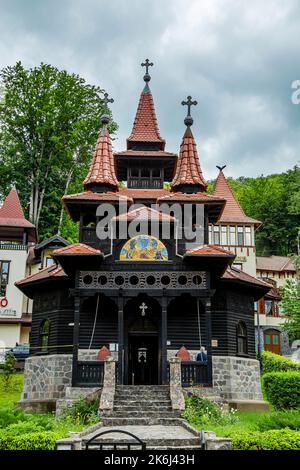 SOVATA, MURES, ROMANIA – 29 MAGGIO 2021: Chiesa in legno nella località di Sovata, Transilvania, Romania. Foto Stock