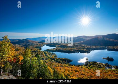 Vista ad alto angolo di un bellissimo lago autunnale e di una foresta in un parco nazionale in Canada. Foto Stock