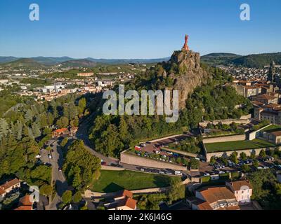 Veduta aerea della statua di ferro di Notre-Dame de France (la Vergine Maria) che domina la città le Puy en Velay, alta Loira, Francia Foto Stock
