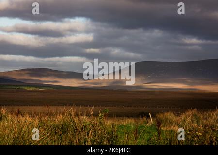 Impressionante paesaggio delle vaste e remote terre di campagna ai margini del Wild Nephin National Park, Co. Mayo, Irlanda. Foto Stock