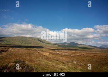 Impressionante paesaggio delle vaste e remote terre di campagna ai margini del Wild Nephin National Park, Co. Mayo, Irlanda. Foto Stock