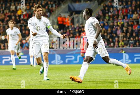 PLZEN, Repubblica Ceca. , . Thomas Müller, Mueller, (25, FC Bayern Muenchen/FCB) Sadio Mane (17, FC Bayern Muenchen/FCB) Credit: SPP Sport Press Photo. /Alamy Live News Foto Stock