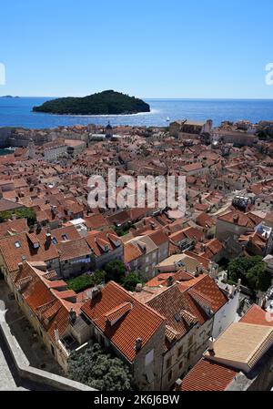 Città vecchia di Dubrovnik con l'isola di Lokrum Foto Stock
