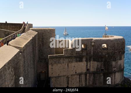 Mura della città di Dubrovnik, forte Bokar, con i turisti Foto Stock