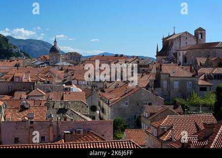 Città vecchia di Dubrovnik con la cattedrale in distanza Foto Stock