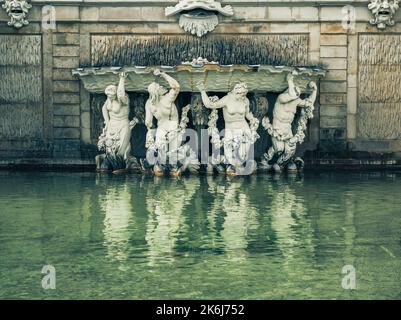 Particolare da vicino con la scultura della Fontana delle conchiglie (Muschelbrunnen) situata nei giardini del Palazzo Belvedere a Vienna, Austria Foto Stock