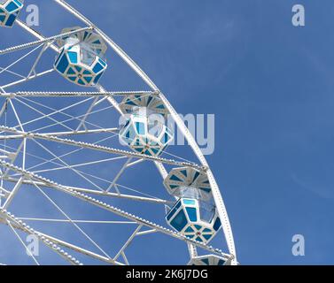 Ruota panoramica di Carnevale su uno sfondo blu-cielo Foto Stock