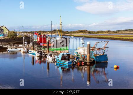 Vista a ovest sul porto di Irvine, sul fiume Irvine al Firth of Clyde, con le montagne russe 'MV KYLES', recentemente restaurate, Foto Stock