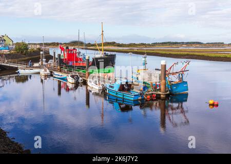 Vista a ovest sul porto di Irvine, sul fiume Irvine al Firth of Clyde, con le montagne russe 'MV KYLES', recentemente restaurate, Foto Stock