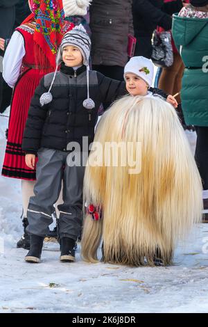 Razlog, Bulgaria - 14 gennaio 2017: Bambini in costumi kuker carnevale tradizionale al Kukeri festival di Starchevata Foto Stock