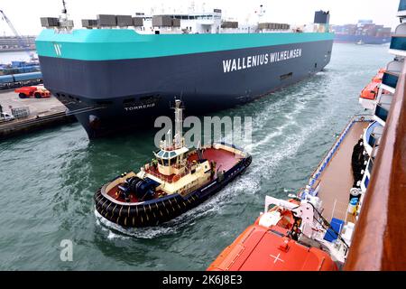 Southampton, Inghilterra - 30th settembre 2021:Tug Svitzer Mercurius e Wallenius Wilhelmsen navigano tra Torrens e Regal Princess nel porto di S. Foto Stock