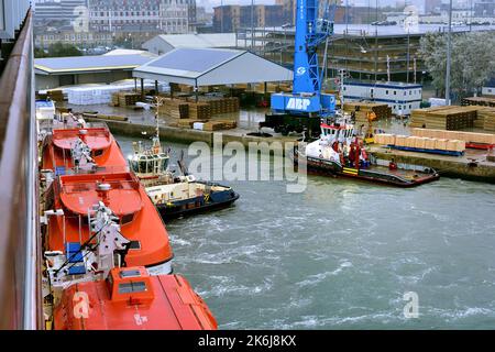 Southampton, Inghilterra - 30th Settembre 2021:Tug Svitzer Ferriby spingendo Regal Princess lontano dal molo Foto Stock