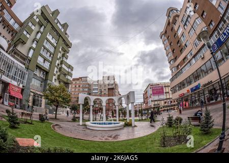 TARGU-JIU, ROMANIA-OTTOBRE 08: Fontana nel centro del 08 Ottobre 2014 a Targu-Jiu. Vista fisheye. Foto Stock