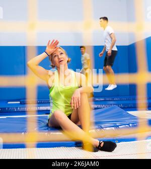 Donna che si è rompe durante l'allenamento con il trampolino Foto Stock