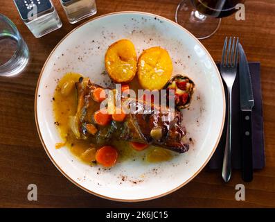 Porzione fresca di costolette guarnite con verdure Foto Stock