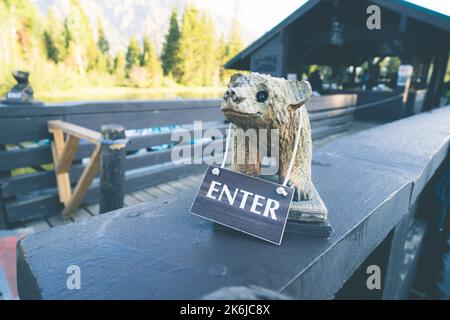 Scultura di orso in legno per entrare in una coda per un giro in barca su un molo. Preso a Jenny Lake, Grand Teton National Park Wyoming Foto Stock