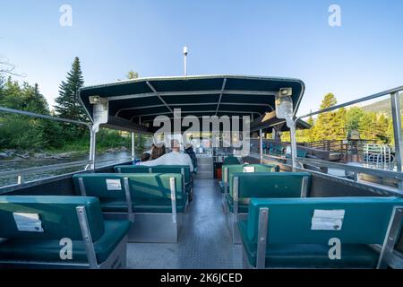 Wyoming, USA - 21 luglio 2022: I turisti si siedono su una navetta che attraversa il lago Jenny nel Parco Nazionale di Grand Teton Foto Stock