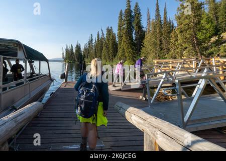 Wyoming, USA - 21 luglio 2022: I turisti escursionisti escono dalla navetta per il lago Jenny per iniziare un'escursione Foto Stock