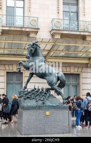 Scultura in ghisa al di fuori del Musée d'Orsay, Parigi, Francia, Europa Foto Stock