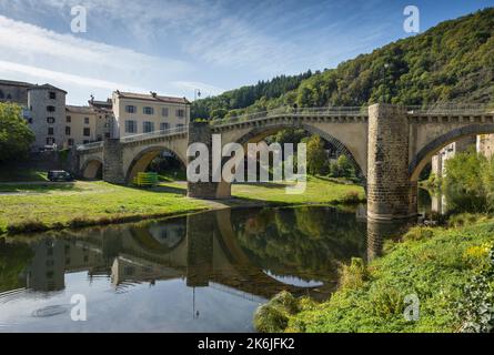 Lavoute Chilhac etichettato Les Plus Beaux Villages de France, Arch ponte sul fiume Allier. Dipartimento dell'alta Loira, Auvergne, Francia Foto Stock